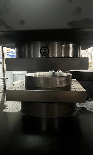 Двухзонная сервогидравлическая универсальная испытательная машина с клиновыми захватами