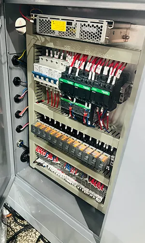 Двухзонная сервогидравлическая универсальная испытательная машина с клиновыми захватами